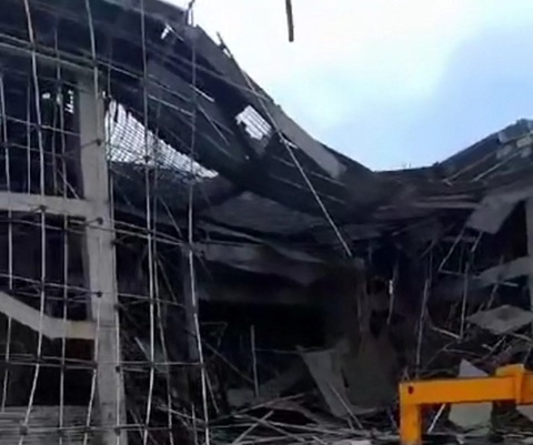 Lập đoàn giám định chất lượng công trình nhà văn hóa 50 tỉ bị sập giàn giáo - Ảnh 1. Nhà văn hóa huyện Tuyên Hóa bị sập giàn giáo khi đang xây dựng phần mái - Ảnh: L.T