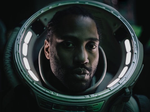 Đạo diễn 'Godzilla' làm phim về sự thống trị của A.I - Ảnh 3. John David Washington có vai diễn nhiều giằng xé trong The Creator - Ảnh: ĐPCC