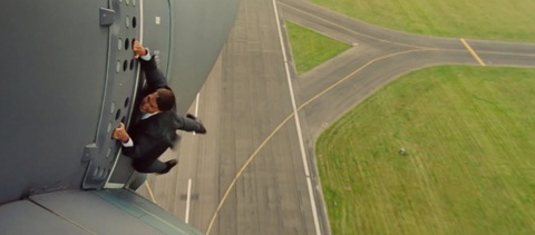 Chuyên gia 'soi' độ nguy hiểm 'xịn xò' trong các cảnh hành động của Tom Cruise - Ảnh 2. Để thực hiện cảnh này, Tom Cruise chia sẻ anh đã rất khó khăn để có thể mở mắt nhìn vào máy quay do gió quá mạnh. Khi cánh quạt của máy bay bắt đầu hoạt động, cát bụi và sỏi nhỏ bắt đầu bay lên với tốc độ lớn, gây nhiều khó khăn khi chuyển động - Ảnh: Screen Rant