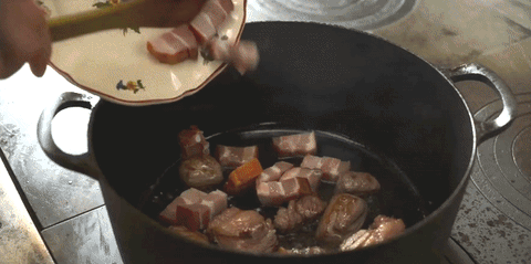 Hình ảnh các cảnh nấu ăn trong trailer The Pot-au-Feu, từng được giới phê bình khen ngợi ở Liên hoan phim Cannes - Ảnh: Cắt từ clip Hình ảnh các cảnh nấu ăn trong trailer The Pot-au-Feu, từng được giới phê bình khen ngợi ở Liên hoan phim Cannes - Cắt từ trailer phim.