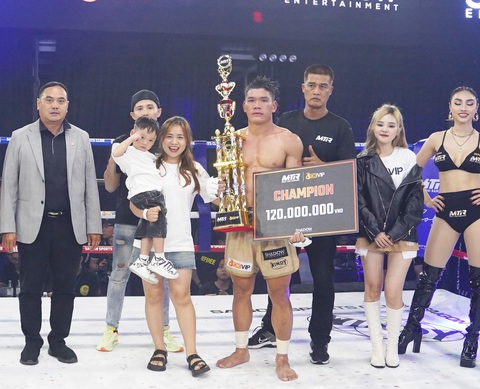Võ sĩ Trần Quốc Tuấn chiến thắng One King Victory In Pride - Ảnh 1. Trần Quốc Tuấn vô địch hạng cân 68kg tại One King Victory In Pride - Ảnh: CINDY