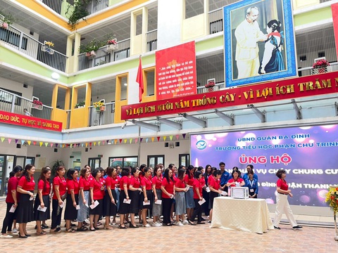 Đồng loạt các cơ quan tại Hà Nội dành 1 phút mặc niệm các nạn nhân trong vụ cháy chung cư mini - Ảnh 3. Tại Trường tiểu học Phan Chu Trinh, Ba Đình sáng 18-9 - Ảnh: T.H.