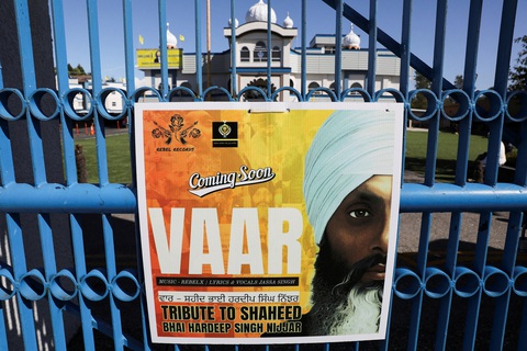 Ấn Độ trả đũa Canada trục xuất nhân viên tình báo - Ảnh 1. Tấm poster tưởng niệm bên ngoài đền thờ Sikh giáo ở thành phố Surrey, tỉnh British Columbia, nơi một lãnh đạo ly khai bị bắn chết hồi tháng 6-2023 - Ảnh: REUTERS