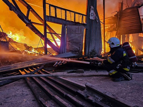 Nhiều thành phố Ukraine tố bị không kích suốt đêm qua - Ảnh 1. Vụ tấn công rạng sáng 19-9 gây cháy một nhà kho tại thành phố Lviv, phía tây Ukraine - Ảnh: REUTERS