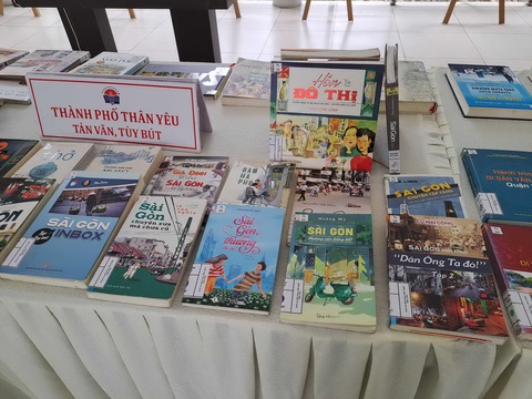 Triển lãm sách về Sài Gòn - Gia Định, lịch sử TP. Hồ Chí Minh - Ảnh 5. Tản văn, tùy bút về TP.HCM được trưng bày để giới thiệu về văn hóa, con người nơi đây - Ảnh: GIA HÂN