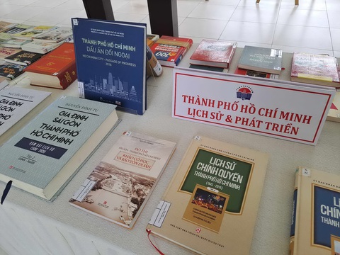 Triển lãm sách về Sài Gòn - Gia Định, lịch sử TP. Hồ Chí Minh - Ảnh 4. Những bộ sách chủ đề TP.HCM - Lịch sử và phát triển - Ảnh: GIA HÂN