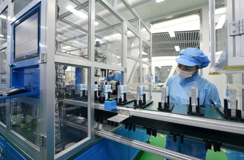 Pin lithium-ion: Tránh Nga, EU nguy cơ phụ thuộc vào Trung Quốc - Ảnh 1. Công nhân tại dây chuyền sản xuất pin lithium-ion cho xe điện (EV) tại một nhà máy ở Hồ Châu, tỉnh Chiết Giang - Ảnh: REUTERS