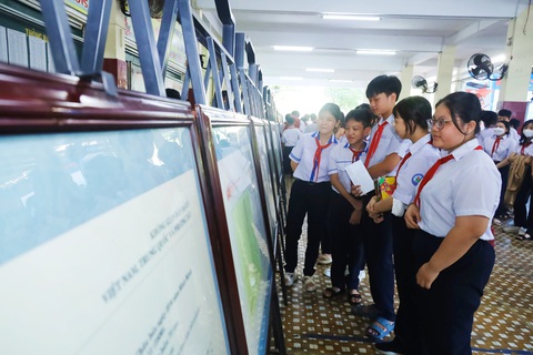 Các em học sinh được xem các tư liệu, tranh ảnh về hai quần đảo Hoàng Sa, Trường Sa - Ảnh: NHÂN TÂM Các em học sinh được xem các tư liệu, tranh ảnh về hai quần đảo Hoàng Sa, Trường Sa - Ảnh: N.T.