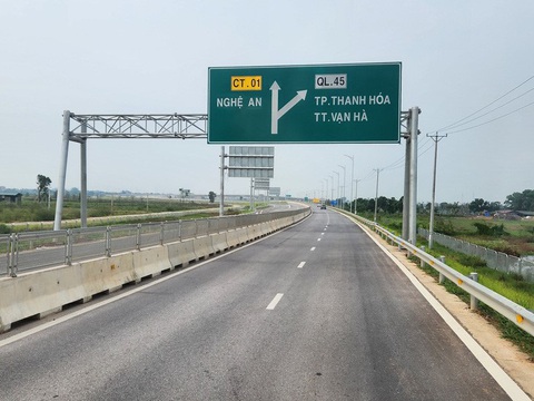 Nghệ An lọt top đầu về thu hút đầu tư FDI trong tháng 8 - Ảnh 3. Đường cao tốc từ Ninh Bình tới Nghệ An đã đưa vào khai thác - Ảnh: TUẤN PHÙNG