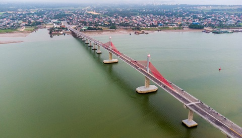 Nghệ An lọt top đầu về thu hút đầu tư FDI trong tháng 8 - Ảnh 4. Cầu Cửa Hội kết hợp với hệ thống đường ven biển sẽ tạo thành hành lang giao thông, kinh tế đánh thức tiềm năng ven biển Nghệ An - Ảnh: Báo Nghệ An.