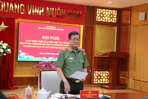 Công an TP.HCM chỉ đạo xử lý nghiêm chung cư mini sai phạm xây dựng - Ảnh 1. Trung tướng Lê Hồng Nam, giám đốc Công an TP.HCM, chủ trì hội nghị - Ảnh: Công an cung cấp