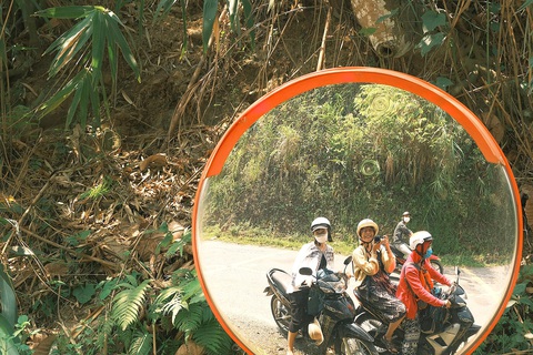 Hành trình yêu thương vô bờ của mẹ - Kỳ 4: Dạy con biết yêu bản thân mình - Ảnh 2. Chị Châu có cùng gu du lịch bụi để khám phá những điều mới lạ với con và đồng nghiệp của con - Ảnh: NVCC
