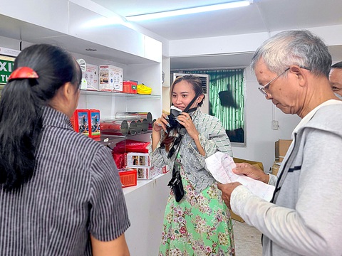 Khắp nơi "cháy" thang dây, mặt nạ - Ảnh 3. Nhiều người dân ở TP.HCM tìm mua mặt nạ phòng độc trong những ngày gần đây - Ảnh: NHẬT XUÂN