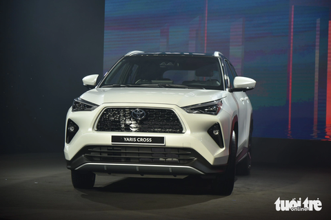 Toyota Yaris Cross ra mắt Việt Nam - Ảnh 2. Toyota Yaris Cross có 2 phiên bản máy xăng và máy hybrid, giá nhà sản xuất đưa ra tương ứng là 730 triệu và 838 triệu đồng. Màu trắng ngọc trai có giá cao hơn 8 triệu đồng. Hai tông màu thêm 12 triệu đồng. Những ai mua xe trong năm nay sẽ được tặng 50% lệ phí trước bạ - Ảnh: LÊ HOÀNG