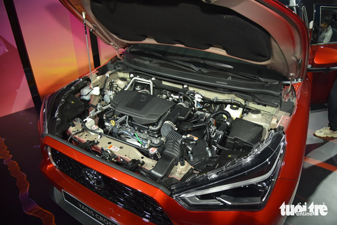 Toyota Yaris Cross ra mắt Việt Nam - Ảnh 5. Xe có 2 tùy chọn động cơ. Máy xăng 1.5L cho công suất 105 mã lực, mô men xoắn 138 Nm kết hợp số vô cấp. Động cơ hybrid duy nhất phân khúc dùng máy xăng 1.5L công suất 90 mã lực và mô men xoắn 121 Nm, kết hợp mô tơ điện công suất 79 mã lực và mô men xoắn 141 Nm. Theo công bố của nhà sản xuất, bản hybrid chỉ tiêu thụ trung bình 3,8 lít xăng/100km - Ảnh: LÊ HOÀNG