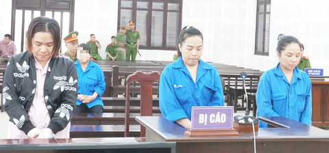Dùng trang sức dỏm lừa tiệm cầm đồ 42 lần, cả 3 chị em gái cùng lãnh án tù - Ảnh 1. Ba chị em Thủy tại phiên tòa ngày 19-9 - Ảnh: Đ.C.