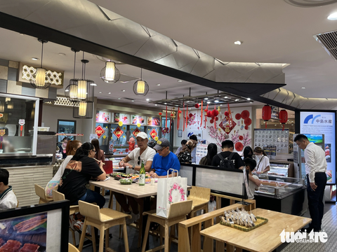 Các chuỗi F&B tăng khuyến mãi, giảm giá để giữ thị phần - Ảnh 1. Trong bối cảnh tăng trưởng kinh tế toàn cầu giảm tốc, ngành F&B cũng phải đối mặt với nhiều thách thức - Ảnh: N.BÌNH