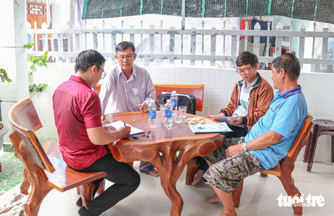 Vụ việc tranh chấp kéo dài đến nay chưa giải quyết dứt điểm khiến các hội viên Chi hội Người cao tuổi thôn Vĩnh Hy bức xúc - Ảnh: DUY NGỌC Vụ việc tranh chấp kéo dài đến nay chưa giải quyết dứt điểm, khiến các hội viên Chi hội Người cao tuổi thôn Vĩnh Hy bức xúc - Ảnh: DUY NGỌC