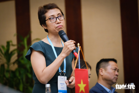 Nạn tin giả kích động thù hận, giảm niềm tin vào chính phủ - Ảnh 5. Bà Nguyễn Liên, đại diện Google, nêu cách chống tin giả của nền tảng này - Ảnh: TẤN LỰC