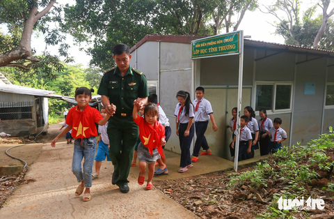 Những lớp học đặc biệt nơi đảo xa - Ảnh 2. Thiếu tá Trần Bình Phục, đội phó đội công tác vận động quần chúng Đồn biên phòng Hòn Chuối, đã trở thành người thầy "bất đắc dĩ" trên đảo Hòn Chuối 14 năm qua - Ảnh: CHÂU TUẤN