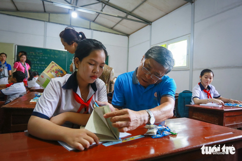 Những lớp học đặc biệt nơi đảo xa - Ảnh 3. Ông Nguyễn Văn Hiếu, giám đốc Sở Giáo dục và Đào tạo TP.HCM, ghé thăm lớp học tình thương ở đảo Hòn Chuối vào ngày 19-9 - Ảnh: CHÂU TUẤN