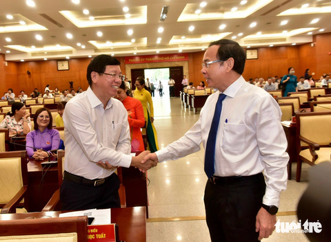 Bí thư Nguyễn Văn Nên: Con tàu Nghị quyết 98 phải tăng tốc - Ảnh 1. Bí thư Thành ủy Nguyễn Văn Nên (phải) và Bí thư Quận ủy Bình Thạnh Vũ Ngọc Tuất - Ảnh: T.T.D.
