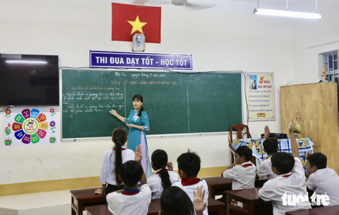 Những lớp học đặc biệt nơi đảo xa - Ảnh 8. Cô Phạm Thị Kim Tiên (quê Vĩnh Long) đang dạy các em học tại Trường tiểu học - trung học cơ sở Thổ Châu (đảo Thổ Chu) - Ảnh: CHÂU TUẤN