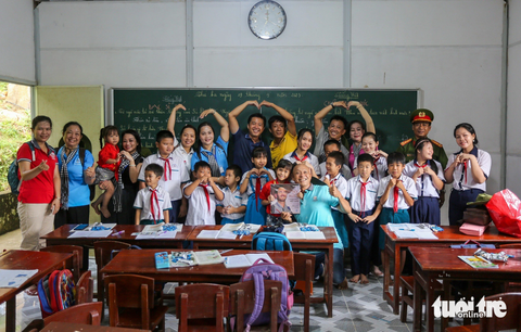 Những lớp học đặc biệt nơi đảo xa - Ảnh 10. Rời lớp học tình thương ở đảo Hòn Chuối, đoàn đại biểu TP.HCM sẽ tiếp tục chuyến thăm tới đảo Nam Du, Hòn Đốc và Phú Quốc để thăm hỏi, tặng quà chiến sĩ, người dân trên đảo - Ảnh: CHÂU TUẤN