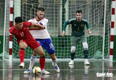 Tuyển futsal Việt Nam hòa đương kim á quân futsal châu Âu 3-3 - Ảnh 1. Đội tuyển futsal Việt Nam (áo đỏ) thi đấu đầy nỗ lực trước Nga - Ảnh: N.K