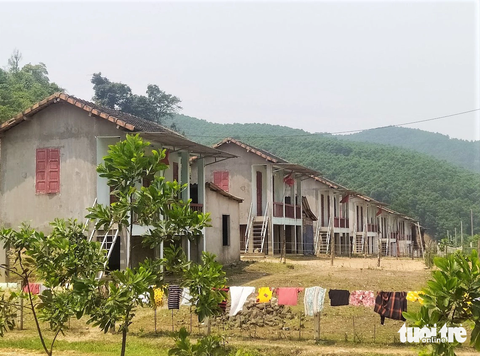 Khảo sát mở đường nối hai bản của Hà Tĩnh - Quảng Bình để tránh hôn nhân cận huyết - Ảnh 1. Khu tái định cư của đồng bào dân tộc Chứt tại bản Rào Tre, xã Hương Liên, huyện Hương Khê - Ảnh: LÊ MINH