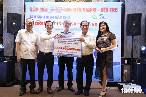 15 năm trăn trở vì sinh viên nghèo vượt khó - Ảnh 1. Ông Nguyễn Kim Lan (giữa) trao số tiền 1,5 tỉ đồng cho Phó tổng biên tập báo Tuổi Trẻ Trần Xuân Toàn - Ảnh: PHƯƠNG QUYÊN