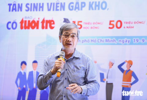 15 năm trăn trở vì sinh viên nghèo vượt khó - Ảnh 3. Ông Nguyễn Kim Lan, chủ nhiệm CLB Tiếp sức đến trường Tiền Giang - Bến Tre, mở đầu buổi gặp mặt - Ảnh: PHƯƠNG QUYÊN
