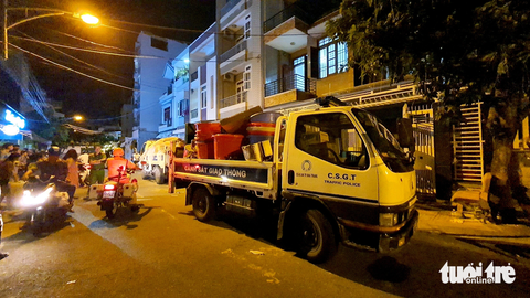Lực lượng chức năng tấn công vào 'xưởng' bào chế cỏ Mỹ ở Nha Trang - Ảnh: NGỌC CHI Lực lượng chức năng tấn công vào 'xưởng' bào chế cỏ Mỹ ở Nha Trang - Ảnh: NGỌC CHI