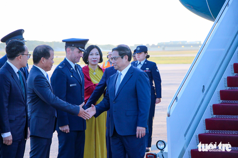 Thủ tướng Phạm Minh Chính đến thủ đô nước Mỹ - Ảnh 2. Thủ tướng Phạm Minh Chính bắt tay với đại diện địa phương và cán bộ Đại sứ quán Việt Nam tại Mỹ ra đón đoàn - Ảnh: DUY LINH