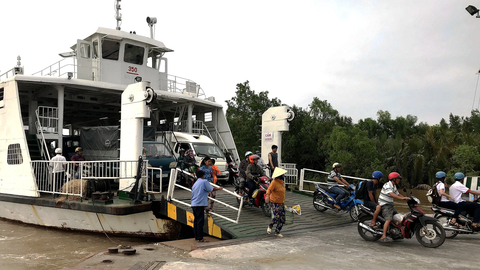 Có cầu Đại Ngãi, thêm cơ hội làm ăn - Ảnh 1. Hiện từ Sóc Trăng đi Trà Vinh theo quốc lộ 60 phải qua chuyến phà, nên người dân mong mỏi cầu Đại Ngãi sớm được khởi công Ảnh: KHẮC TÂM