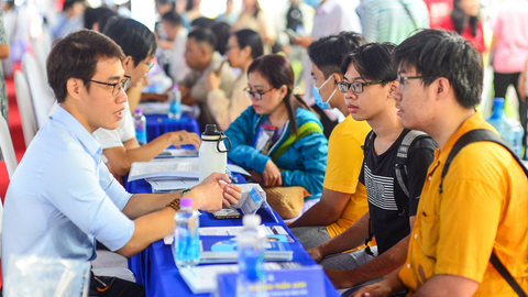 Đề xuất lùi tăng học phí 1 năm: Giảm áp lực cho trường và sinh viên - Ảnh 1. Thí sinh và phụ huynh tìm hiểu thông tin trường đại học tại Ngày hội tư vấn xét tuyển do báo Tuổi Trẻ tổ chức - Ảnh: QUANG ĐỊNH