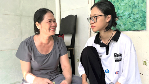 Ước mơ học luật của cô bé mồ côi - Ảnh 1. Không còn cha mẹ, bà dì Phết mà Cẩm Tú (phải) quen gọi là bà ngoại đã cưu mang, nuôi cho ăn học đến hôm nay - Ảnh: LAN NGỌC
