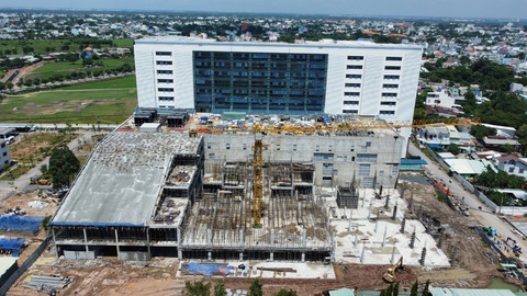 Sau xây dựng mới, ba bệnh viện cửa ngõ TP.HCM cần hơn 4,3 tỉ đồng mua trang thiết bị - Ảnh 1. HĐND TP vừa thông qua chủ trương đầu tư dự án mua sắm trang thiết bị cho ba bệnh viện cửa ngõ TP với tổng mức đầu tư hơn 4.300 tỉ đồng. Trong ảnh là Bệnh viện Đa khoa khu vực Hóc Môn đang được xây dựng mới theo dự án - Ảnh: Bệnh viện cung cấp