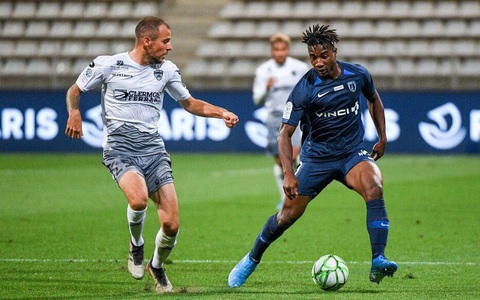 CLB TP.HCM 'chi bạo' để không còn lo trụ hạng V-League - Ảnh 1. Cheick Timite (phải) trong màu áo CLB Paris FC - Ảnh: Icon Sport