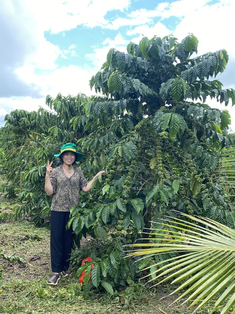 NPK Phú Mỹ: Hoàn thiện sản phẩm từ sự thấu hiểu ruộng đồng - Ảnh 2. Chị Nguyễn Thị Tuyết Liên (TT Lộc Thắng, Bảo Lâm, Lâm Đồng) vui mừng bên vườn cây đạt năng suất cao khi sử dụng sản phẩm NPK Phú Mỹ vi sinh