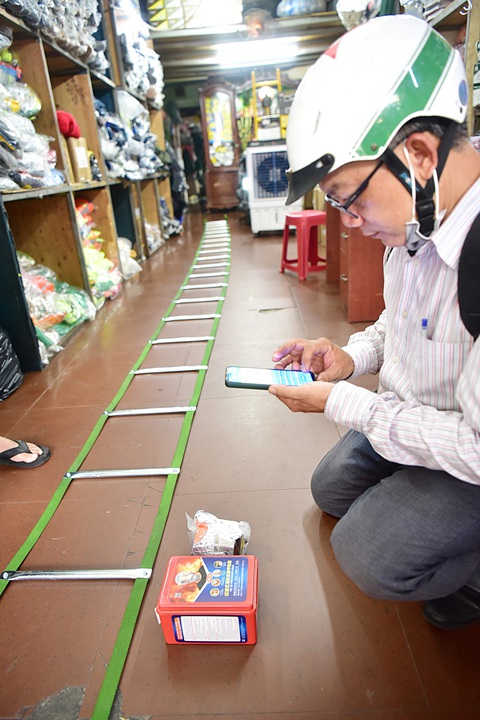 Khắp nơi "cháy" thang dây, mặt nạ - Ảnh 6. Người dân ở chung cư tìm mua thang dây, mặt nạ phòng khói (giá 180.000 đồng) tại cửa hàng bán thiết bị bảo hộ trên đường Nguyễn Công Trứ, quận 1, TP.HCM - Ảnh: T.T.D.