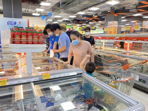 Săn khuyến mãi, các bà mẹ trẻ tiết kiệm tiền triệu mỗi tháng - Ảnh 2. Khách hàng có thẻ thành viên ở siêu thị Co.opmart, Co.opXtra được hưởng nhiều quyền lợi hấp dẫn - Ảnh: MỘC MIÊN
