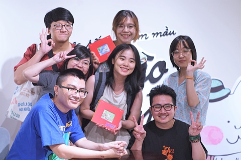 Cuộc sống nhiệm màu của Mèo Trắng ra khỏi mạng - Ảnh 1. Cuộc sống nhiệm màu của Mèo Trắng thu hút nhiều độc giả yêu thích từ Instagram đến ngoài đời - Ảnh: H.VY