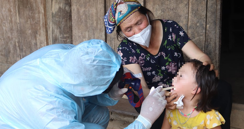 Cán bộ y tế lấy mẫu xét nghiệm bệnh bạch hầu cho trẻ - Ảnh: CDC Điện Biên Cán bộ y tế lấy mẫu xét nghiệm bệnh bạch hầu cho trẻ - Ảnh: CDC Điện Biên