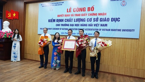 Trường đại học Hàng hải Việt Nam hoàn thành kiểm định chất lượng chu kỳ 2 - Ảnh 1. Đảng ủy, hội đồng Trường đại học Hàng hải Việt Nam đón nhận giấy chứng nhận kiểm định chất lượng cơ sở giáo dục chu kỳ 2 - Ảnh: TIẾN THẮNG