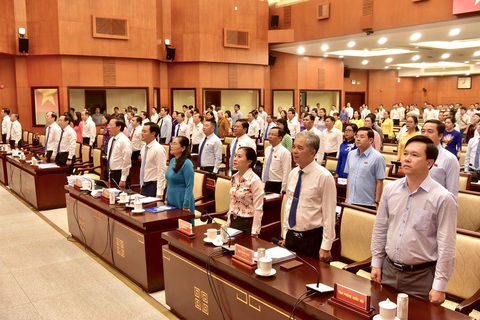 HĐND TP.HCM khai mạc kỳ họp xem xét thông qua gần 100 tờ trình - Ảnh 3. Các đại biểu chào cờ tại phiên khai mạc - Ảnh: T.T.D.