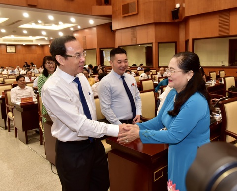 HĐND TP.HCM khai mạc kỳ họp xem xét thông qua gần 100 tờ trình - Ảnh 1. Bí thư Thành ủy TP.HCM Nguyễn Văn Nên trao đổi với Chủ tịch HĐND TP.HCM Nguyễn Thị Lệ trước phiên họp - Ảnh: T.T.D.