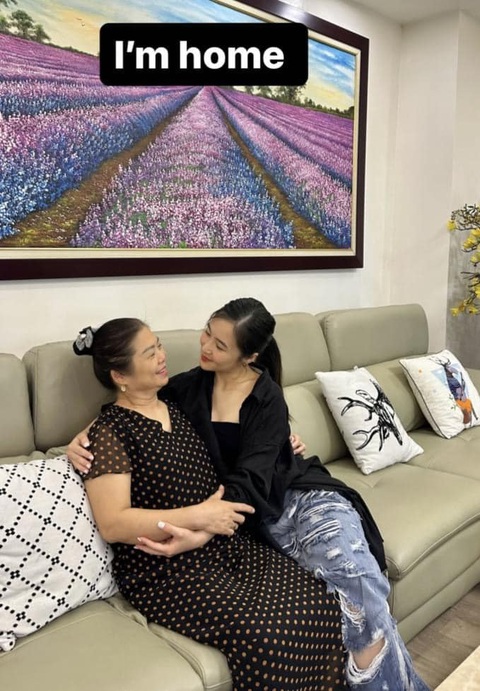 Hương Tràm về nước thăm nhà khiến cả cõi mạng rộn ràng - Ảnh 1. Hương Tràm thân thiết bên mẹ sau 4 năm xa cách