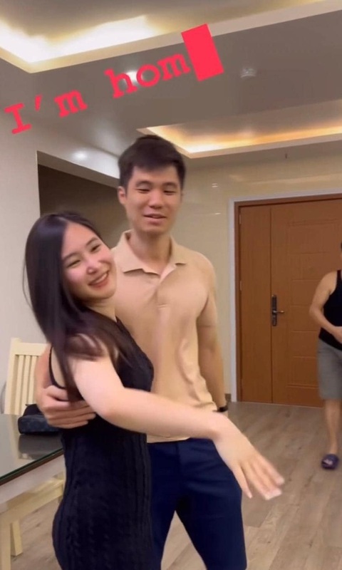 Hương Tràm về nước thăm nhà khiến cả cõi mạng rộn ràng - Ảnh 2. Các thành viên trong gia đình dành cho nữ ca sĩ những cái ôm hội ngộ đầy tình cảm