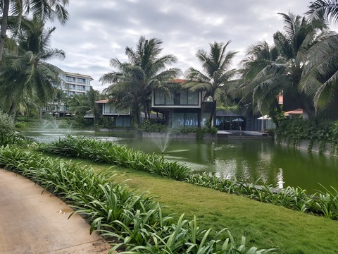 Lần đầu phát hành trái phiếu liên kết bền vững bằng nội tệ tại Việt Nam - Ảnh 1. Một góc khuôn viên khách sạn InterContinental Phú Quốc, dự án triển khai các giải pháp tiết kiệm nước và năng lượng từ trái phiếu xanh - Ảnh: N.BÌNH